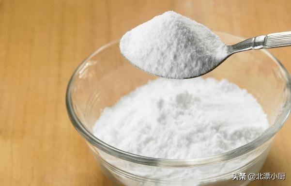 一斤面粉放多少克食用碱（食用碱和小苏打的区别）-米圈号