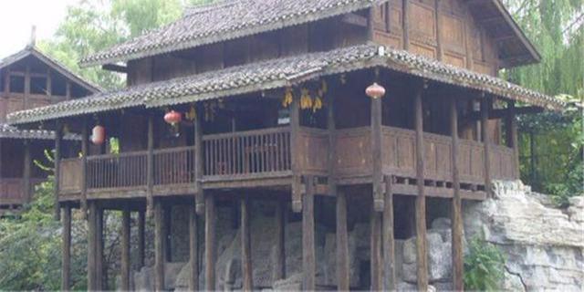 吊脚楼是哪个民族的建筑特色（吊脚楼的由来和特点）-米圈号
