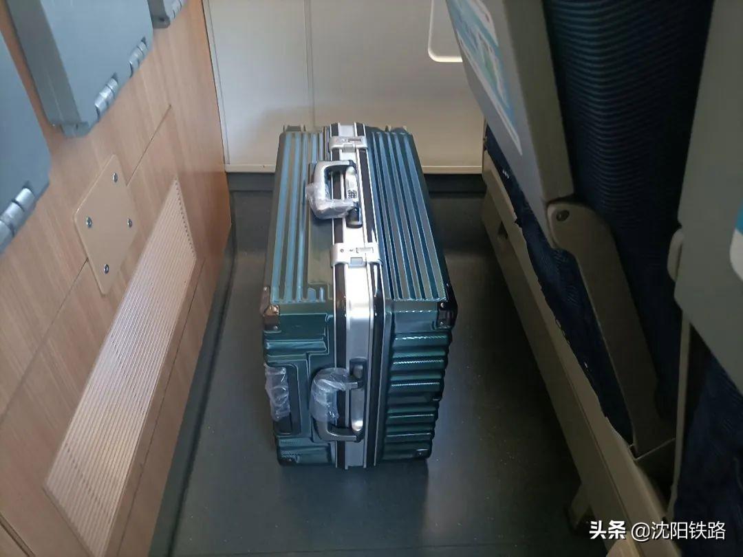 坐高铁行李箱放哪里（高铁列车上如何放置行李）-米圈号